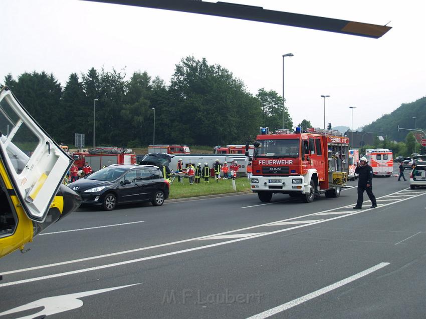 Schwerer Unfall mit Reisebus Lohmar Donrather Dreieck P119.JPG